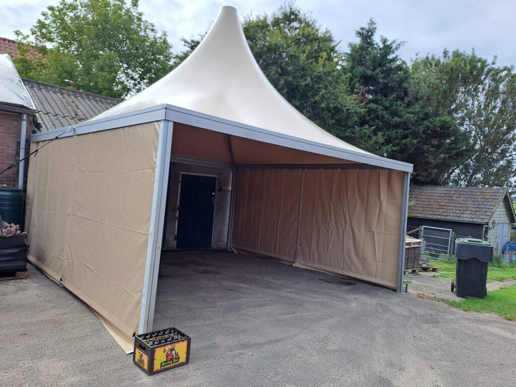 Lichtbruine pagodetent 5 x 5 meter van Witteman Tent Verhuur